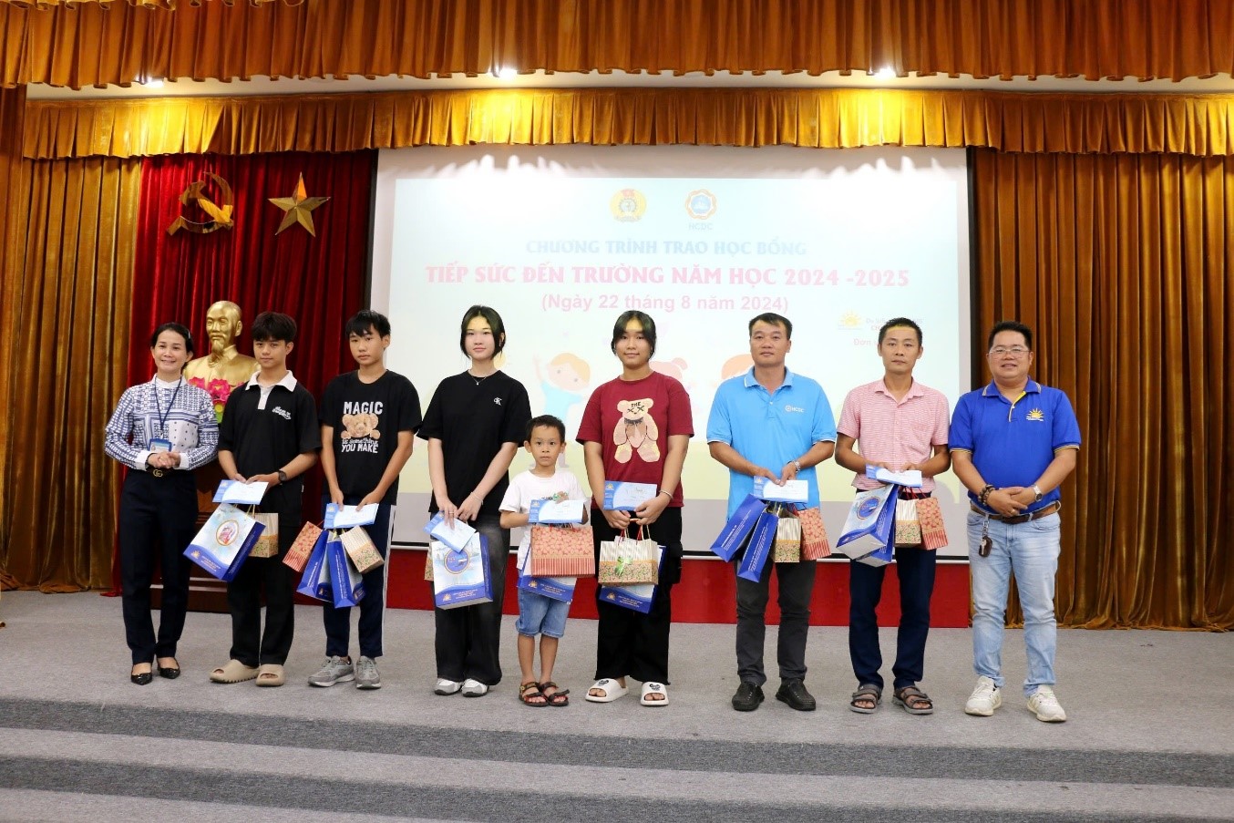 HCDC tổ chức chương trình trao học bổng “Tiếp sức đến trường” năm học 2024 -2025 cho các em có hoàn cảnh khó khăn 